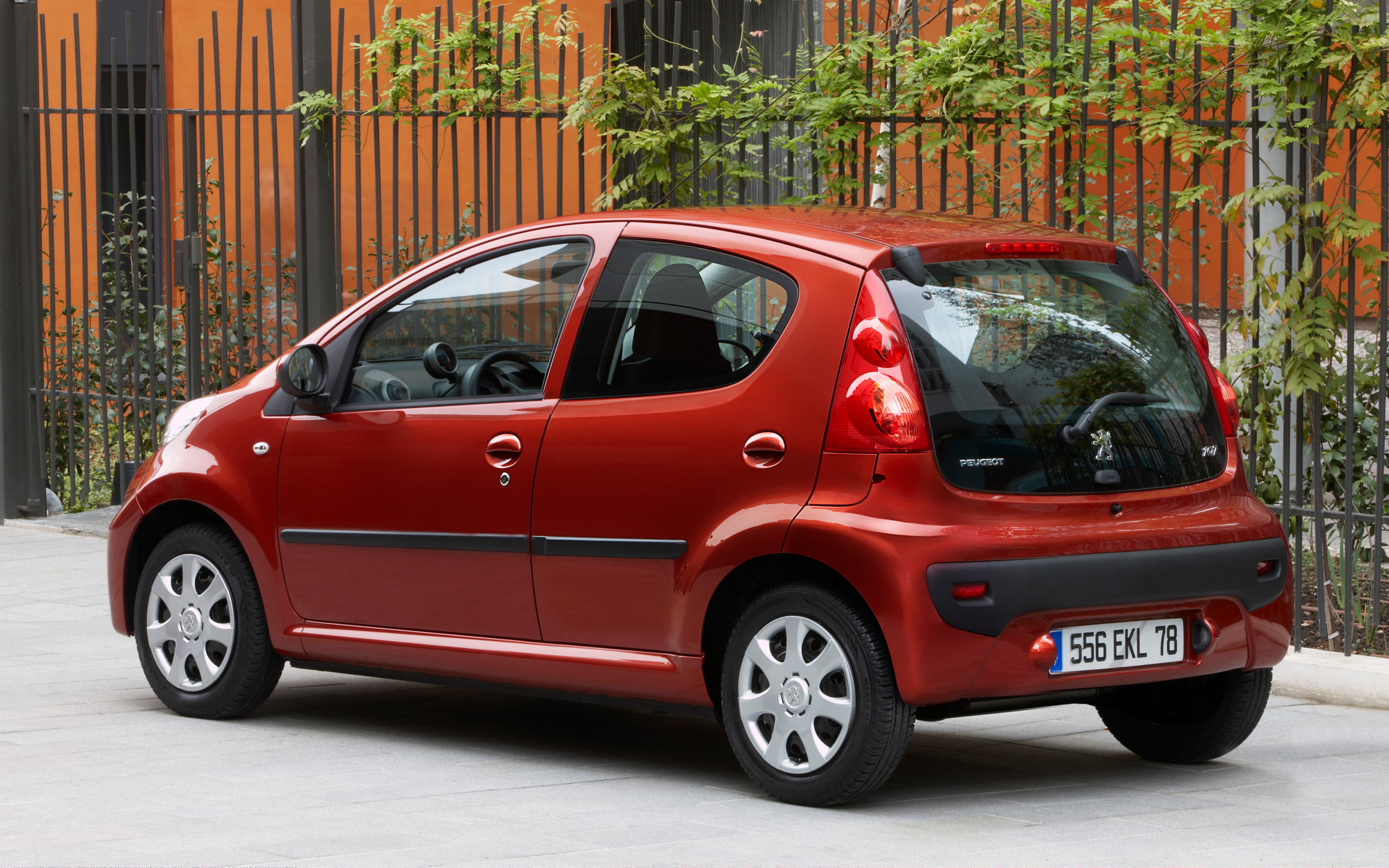 peugeot_107_5puertas_2_2005.jpg