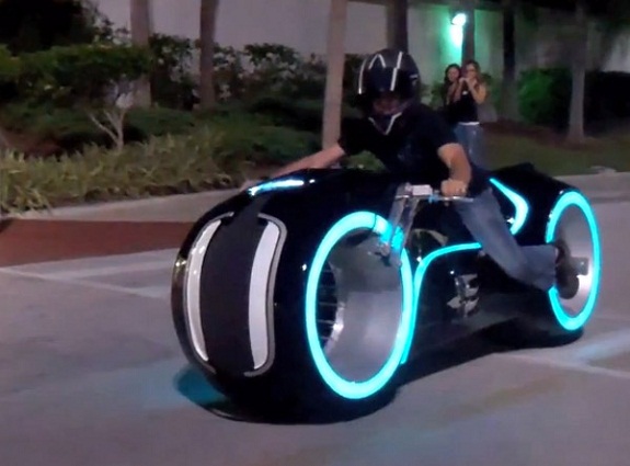 tron_electric_lightcycle_parker_brothers.jpg